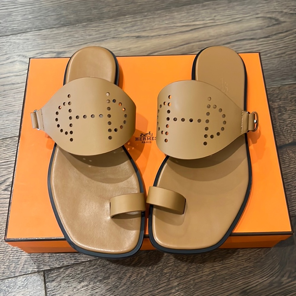 Brand new Hermes Hera sandal in natural (tan). never worn